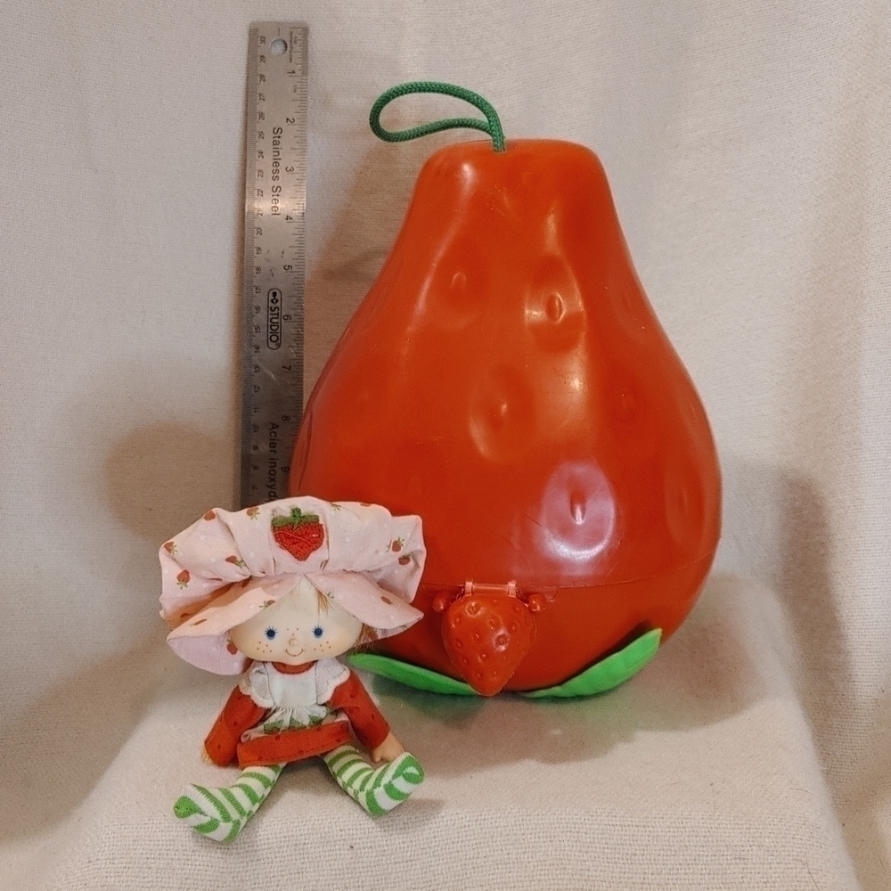 𝅺original Strawberry Shortcake Set with Vintage Tin and Giant Strawberry! - Picture 15 of 16